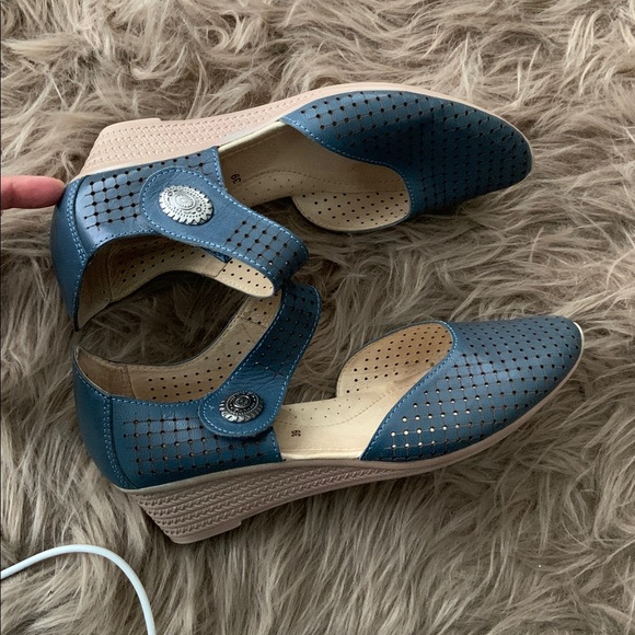 Spring Step Sandal - Picture 2 of 6